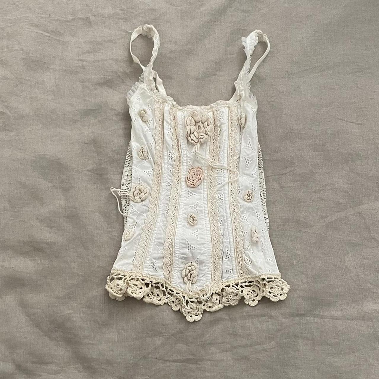 kuxo white corset with beige embroidery lace and floral rosette applique